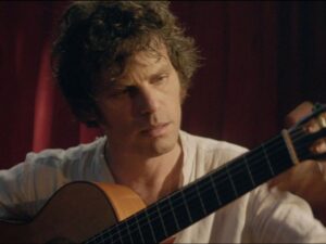 Ficción Internacional - Quique - hombre con guitarra